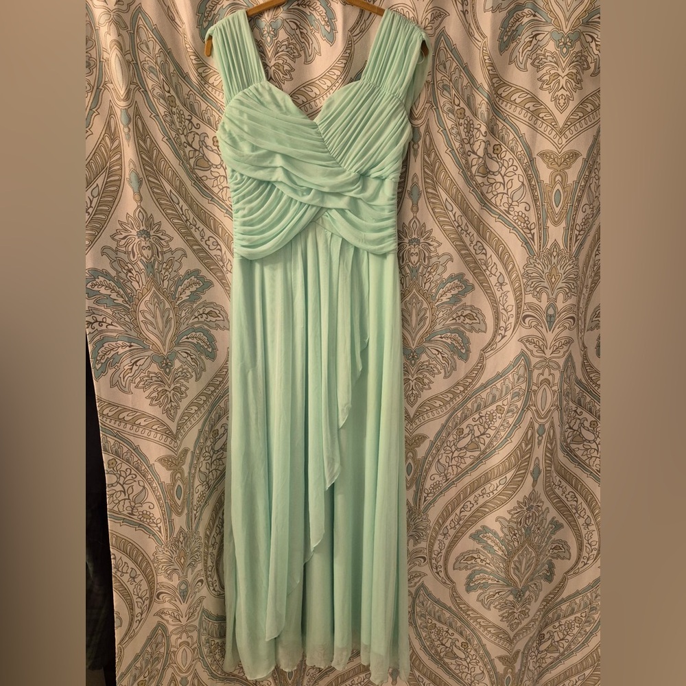 Green Ruched Sweetheart Maxi Dress for Weddings